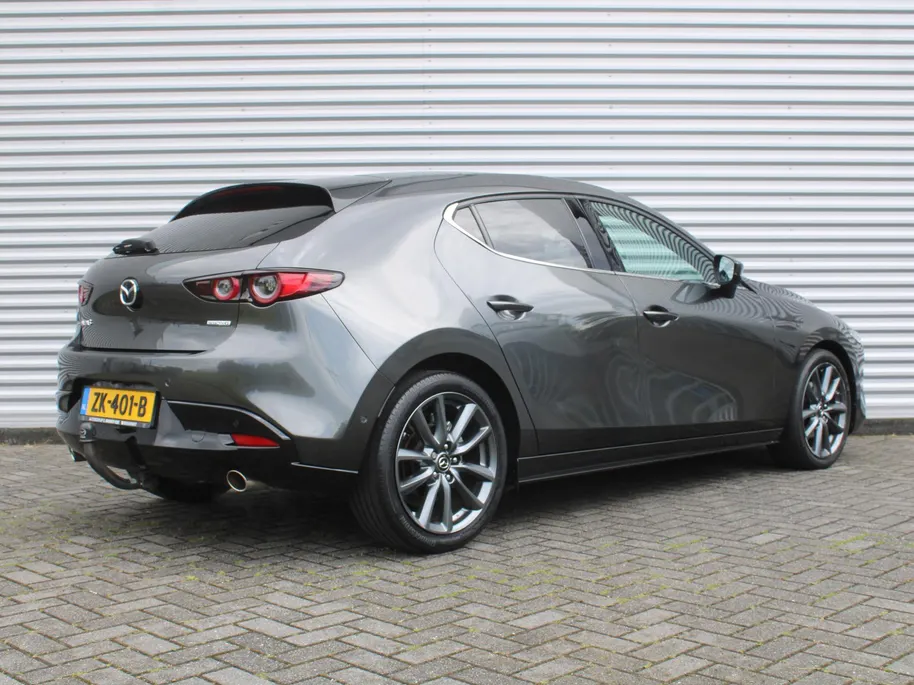 Mazda 3 2.0 e-SkyActiv-G M Hybrid 122 Luxury | Trekhaak | Stuur-/stoelverwarming | Leer | 360 Camera | Stoelgeheugen | 18' LM | HUD | LED | Cruise adapt. |