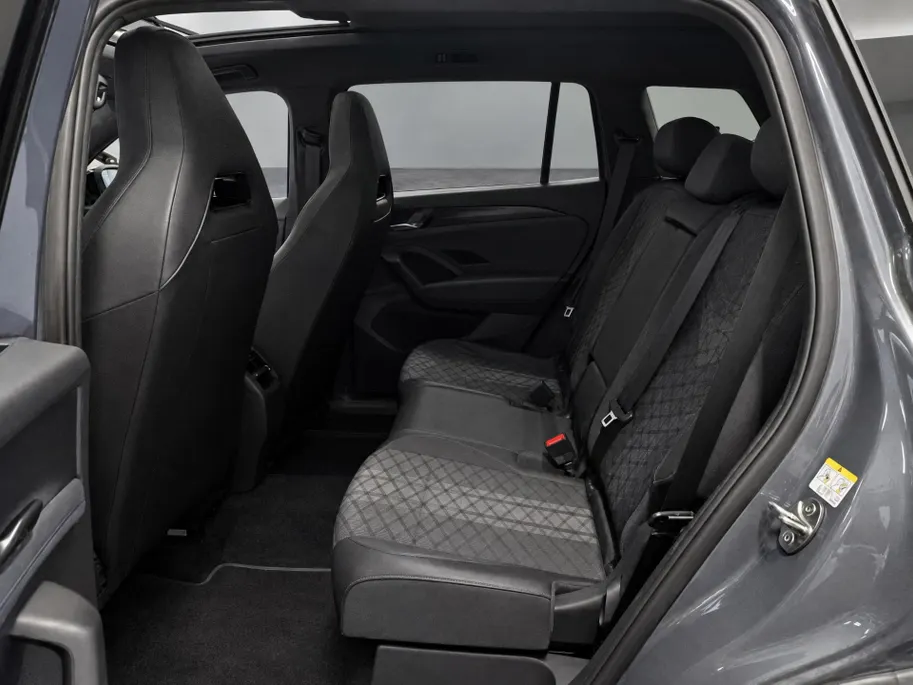 Volkswagen Tayron 1.5 272pk DSG eHybrid R-Line Edition · Panoramadak · 360 Camera · Wegklapbare Trekhaak · Dodehoek Detectie · 20'' Inch · Garantie t/m 16-04-2030 of 100.000km