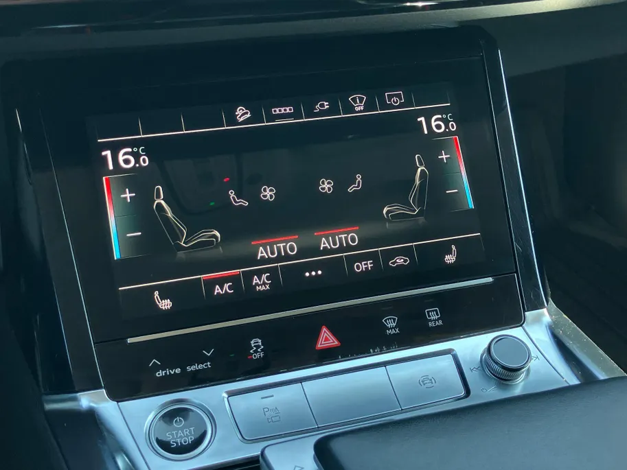 Audi e-tron Sportback 55 quattro S Line 95 kWh 300kW/408PK · Panoramadak · Trekhaak · Camera · Leder · Stoelverwarming · Drive select ·  Garantie t/m 18-10-2027 of 100000km.