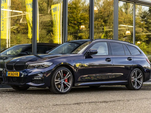 BMW 3 Serie Touring 330e Business Edition Plus M-Pakket  / Pano dak