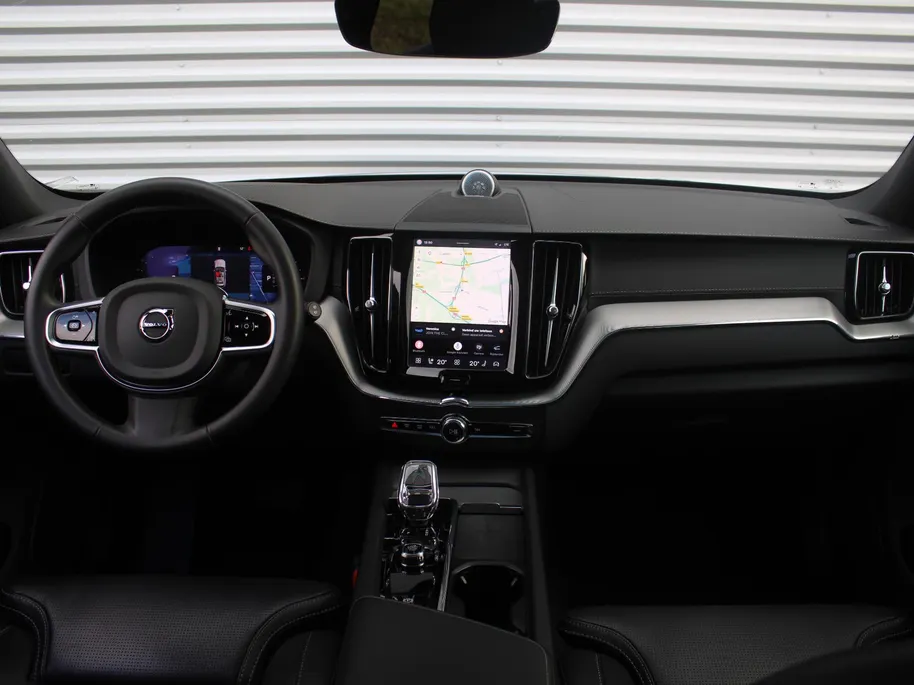 Volvo XC60 2.0 T8 Plug-in hybrid AWD Ultimate Black Edition | Trekhaak elektr. | Luchtvering | Schuifdak | Leer | Geheugenstoelen | B&W audio | Stoelventilatie | Winterset | Zeer nette auto |