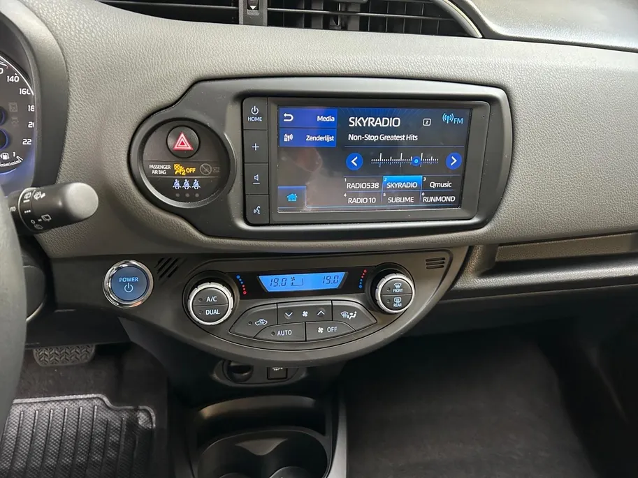 Toyota Yaris 1.5 Hybrid Dynamic | Apple Carplay / Android Auto | Parkeersensoren Voor | Parkeercamera Achter | Lichtsensor + Regensensor | Cruise Control | Rijstrooksensor | 15'Lichtmetalen Velgen