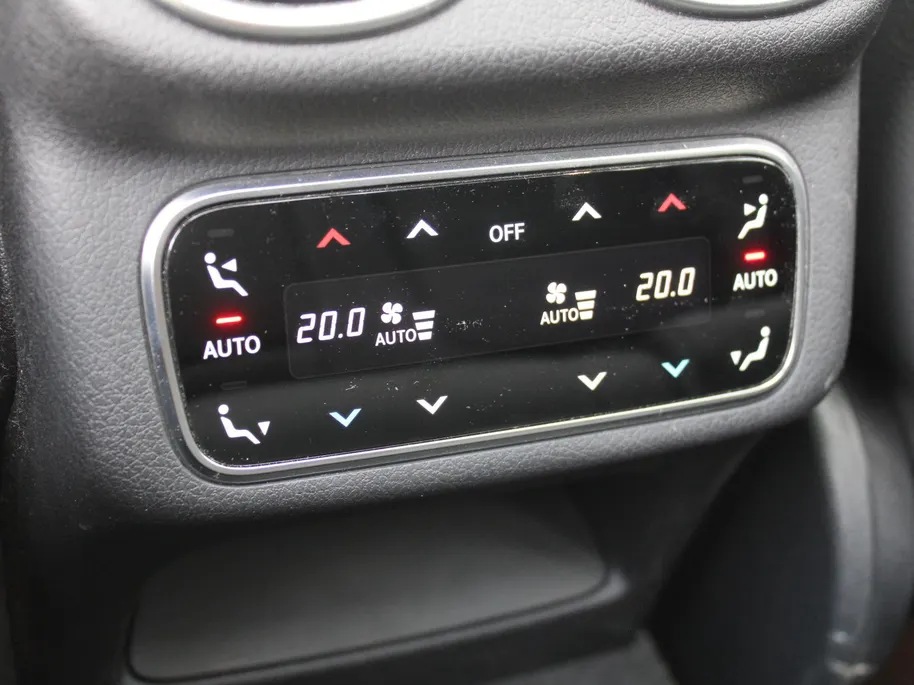 Mercedes-Benz GLC 300e 4MATIC AMG Line | 360 Camera | Schuifdak | Cruise adapt. | 20' LM | HUD | Treeplanken | Dodehoek detectie | Stoelverwarming + geheugen | BTW auto |