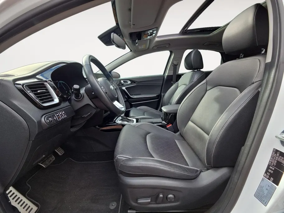 Kia XCeed 1.6i PHEV ExecutiveLine 1e Eigenaar | Dealer Onderhouden | Meest luxe uitvoering | Fabrieksgarantie | Stoelverwarming en Ventilatie | Carplay & Android | Camera | Dodehoek Detectie | Leder | Cruise Control Adaptief | Panorama Dak |