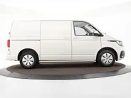 Volkswagen Bedrijfswagens Transporter 2.0 TDI L1H1 28 · Camera · Trekhaak · Apple/Android Car Play · Navigatie · Cruise Control · Vloerplaat · 16'' Inch · Garantie t/m 01-04-2028 of 100.000km