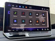 Volkswagen Tiguan 1.5 eTSI R-Line Business | Elektrisch wegklapbare trekhaak | Stoelmassage | Elektrisch bedienbare achterklep | Achteruitrijcamera | Parkeersensoren voor- en achter | Navi | Adaptive cruise control | Sportstoelen