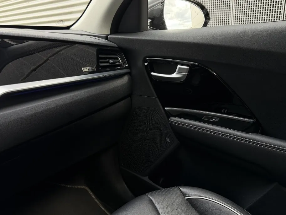 Kia e-Niro ExecutiveLine 64 kWh | Warmtepomp | Memory seats | Stoelverwarming- en ventilatie | JBL audio-installatie | Glazen schuif-/kanteldak | Dodehoekassistentie | Parkeersensoren voor- en achter | Apple/Android Carplay
