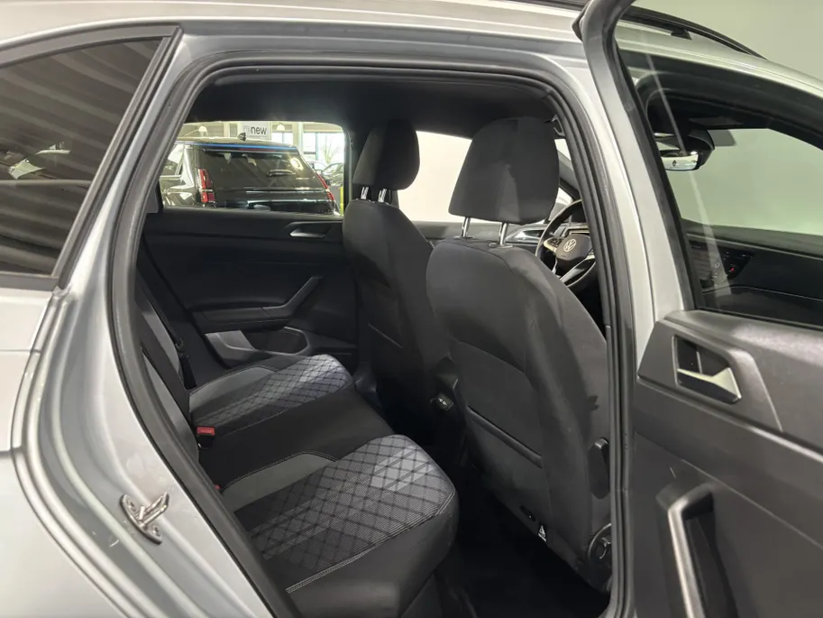 Volkswagen Taigo 115PK TSI R-Line Edition Automaat | Digital Cockpit | Camera | Adaptive Cruise Control | Apple CarPlay/Android Auto | 18' Lichtmetalen Velgen | Climate Control | Armsteun | Parkeersensoren |