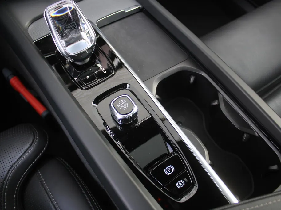 Volvo XC60 2.0 T8 Plug-in hybrid AWD Ultimate Black Edition | Trekhaak elektr. | Luchtvering | Schuifdak | Leer | Geheugenstoelen | B&W audio | Stoelventilatie | Winterset | Zeer nette auto |