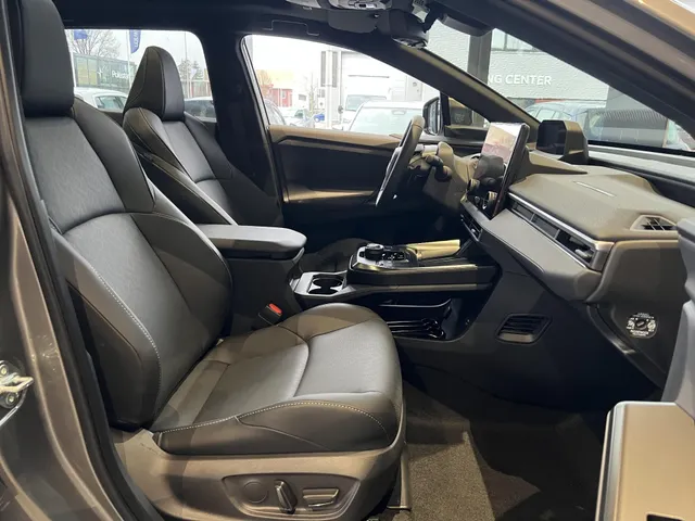 Subaru Solterra 4E-xperience 73.1 kWh | NIEUW MODEL!!! | 100% Elektrisch | Uit Voorraad Leverbaar | Panoramisch Dak | Dubbelen Draadloze Telefoonoplader | Nieuw Multimedia Systeem