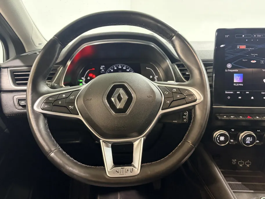 Renault Captur 130PK TCe Initiale Paris Automaat | 360 Camera | Cruise Control Adaptief | Parkeersensoren | Stoel & Stuurwiel Verwarming | Climate Control | Licht & Regen Sensor | Dodehoek Detectie |