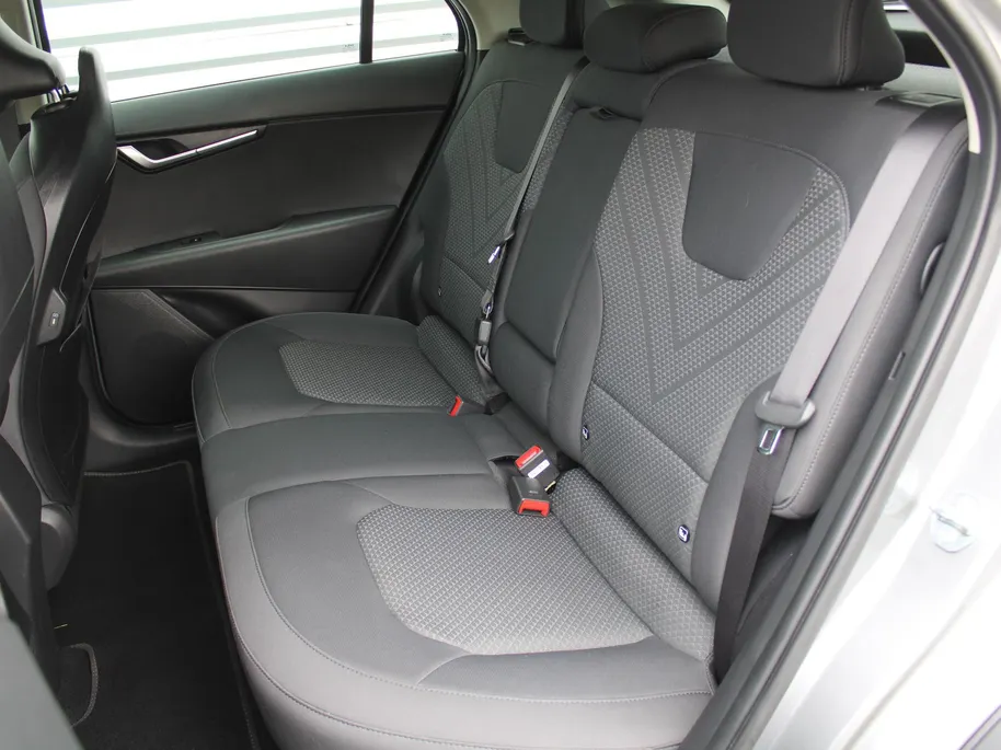 Kia Niro EV Light Edition 64.8 kWh | Airco | Cruise | Navi | Camera | PDC | 17' LM | All season banden | 17% bijtelling |