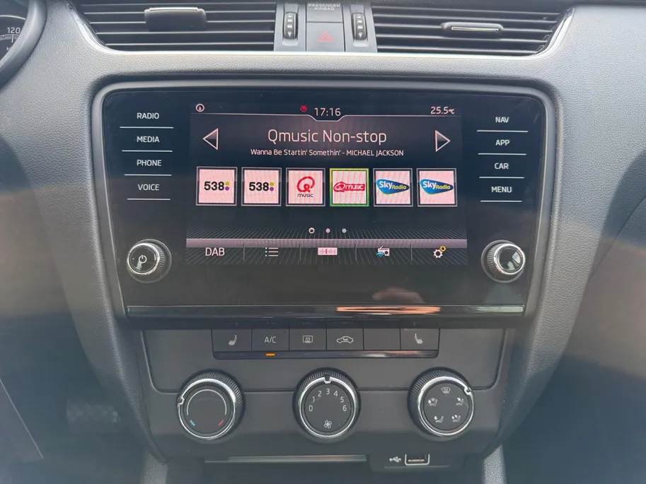 Škoda Octavia Combi 1.5 TSI Greentech Ambition Business | Automaat | Navigatie | Apple carplay & Android auto | Parkeersensoren voor en achter | Achteruitrijcamera | Elektr. achterklep | Afneembare trekhaak | Stoelverwarming voor | Bovag garantie |