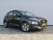 Hyundai Kona 1.6 GDI HEV Comfort | Trekhaak | Camera | 16' LM | Cruise adapt. | Navi | Apple Carplay/Android Auto | Clima | All seasons |