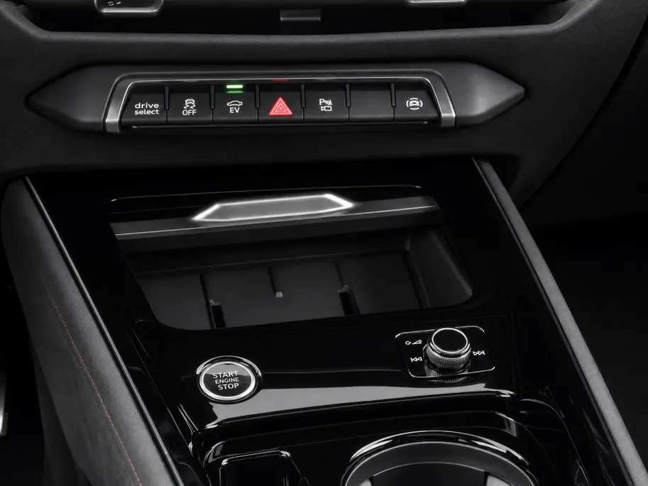 Audi Q3 Sportback 1.5 200kW e-hybrid S edition 272 PK · Tech pro · Glazen panoramadak · Sportstoelen alcantara met rode stiksels