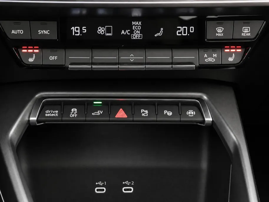 Audi A3 Sportback 45 TFSIe 272pk S-Tronic S edition Competition · Panoramadak · Camera · Lederen Bekleding · Elek. Achterklep · Elek. Bestuurdersstoel + Geheugen · Garantie t/m 26-10-2030 of 100.000km