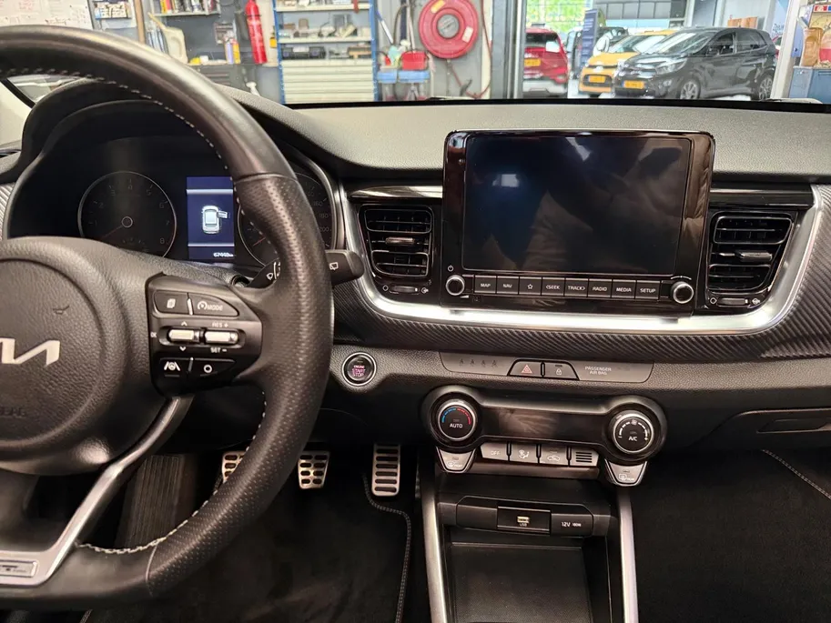 Kia Stonic 1.0 T-GDi MHEV GT-PlusLine Meest luxe uitvoering | 1e Eigenaar | Panorama dak | Dealer onderhouden | Cruise Control Adaptief | Carplay | Metallic lak | Fabrieksgarantie t/m 10-5-2030 + 3x 1 jaar* | NAP