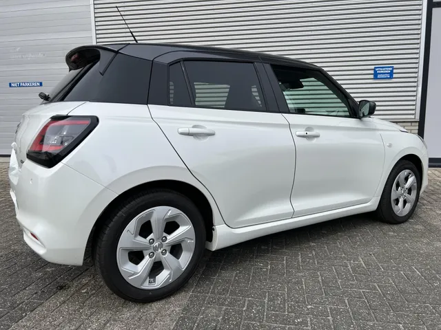 Suzuki Swift 1.2 Select Smart Hybrid | Demonstratievoertuig | Apple Carplay & Android Auto | 16' LM Velgen | Airco | Adaptieve Cruise Control