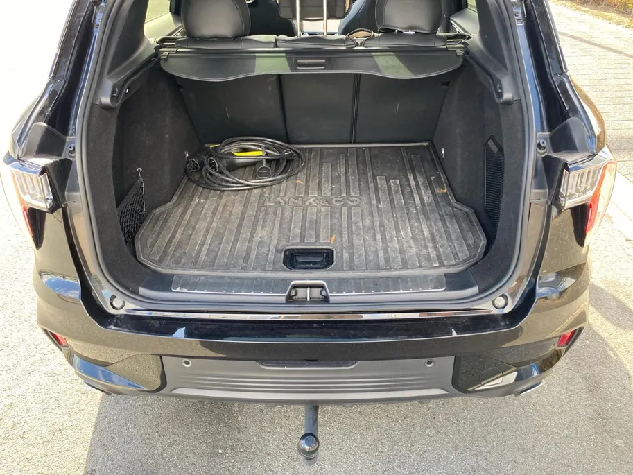 Lynk & Co 01 1.5 PHEV 260pk Black Pack | NL Auto | Zwarte hemel | Trekhaak | Panodak | Stoelverwarming | LED | Etc.
