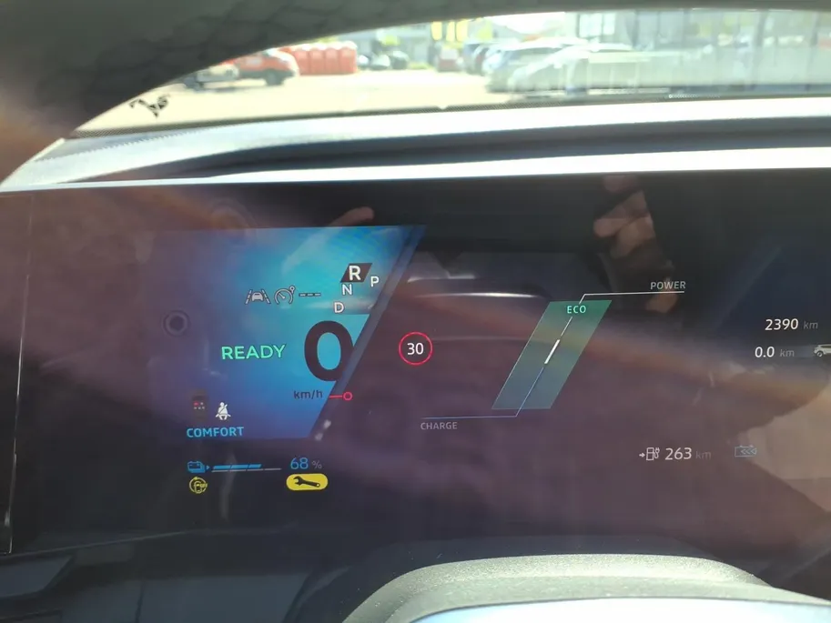 Renault Scénic E-Tech EV60 comfort range techno Apple Carplay/Android Auto , lichtmetalen velgen 19' , electronic climate controle , camera , cruise control adaptief , navigatiesysteem , stoel en stuurverwarming .