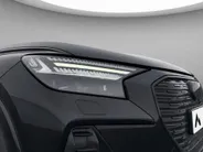 Audi Q4 e-tron 40 Advanced edition 204pk 77 kWh · Leder · Trekhaak · Camera + Parkeersensoren · Apple/Android Car Play · Stoelverwarming ·