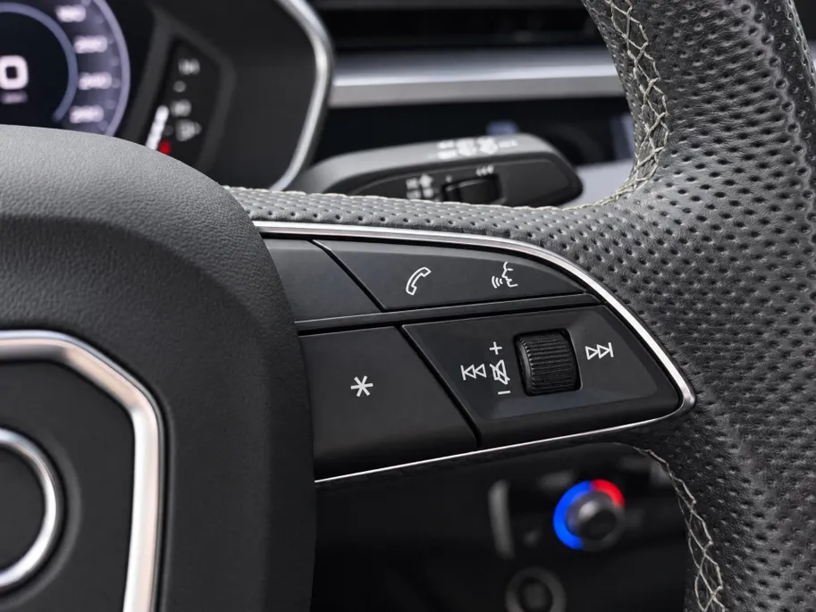 Audi Q3 45 TFSIe 245pk S edition · Camera · Apple/Android Car Play · Stoelverwarming ·  Navigatie · Elek. Achterklep · Keyless · 19'' Inch ·
