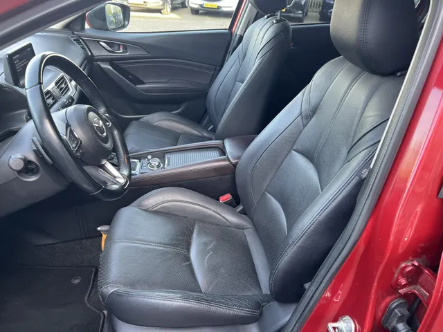 Mazda 3 2.0 SkyActiv-G 120 GT-M AUTOMAAT | TREKHAAK | 18' LM VELGEN | CAMERA | STOEL- en STUURVERWARMING | LEDER | Bose AUDIO | NED.AUTO | DEALER ONDERHOUDEN |