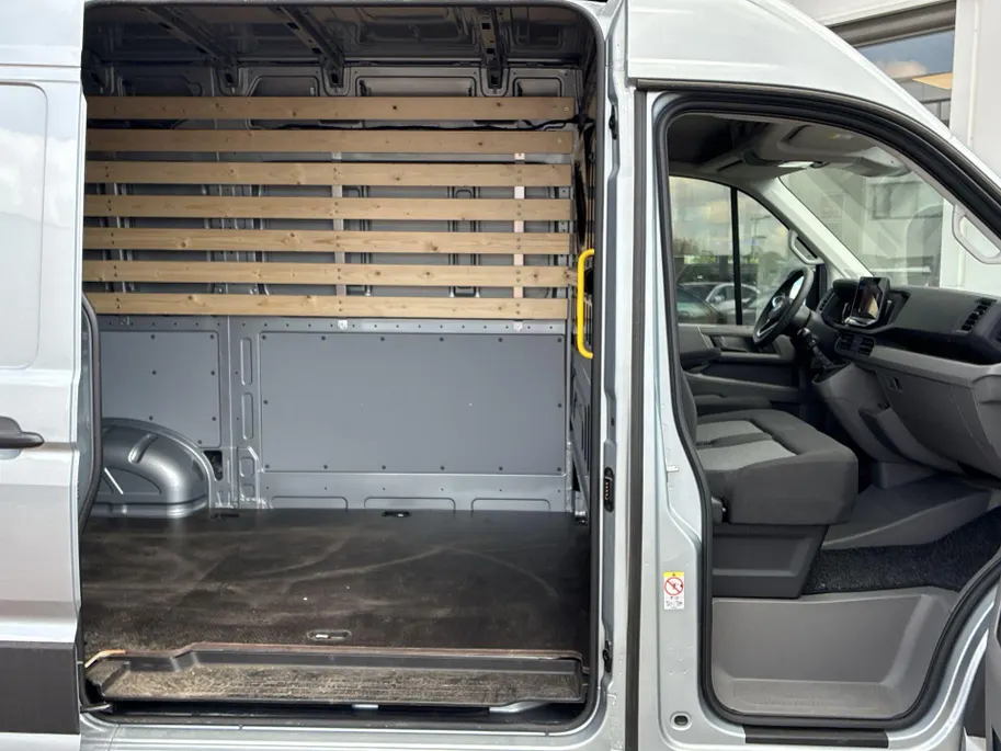 Volkswagen Bedrijfswagens Crafter Bedrijfswagens 35 Trendline 2.0 TDI 140pk L3H3 · 18' LM velgen · Trekhaak · Sidebars · Achterdeurspoiler · Voorspoiler · Camera · Apple/Android Car Play · Navigatie