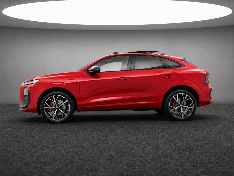 Audi Q3 Sportback 1.5 200kW e-hybrid S edition 272 PK · Tech pro · Glazen panoramadak · Sportstoelen alcantara met rode stiksels