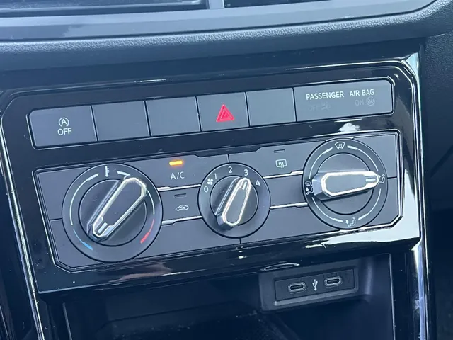 Volkswagen T-Cross 1.0 TSI Life AUTOMAAT | APPLE CARPLAY / ANDROID AUTO | 17 INCH | ADAPTIVE CRUISE CONTROL | ALL SEASON BANDEN | 7 DSG | NED. AUTO |