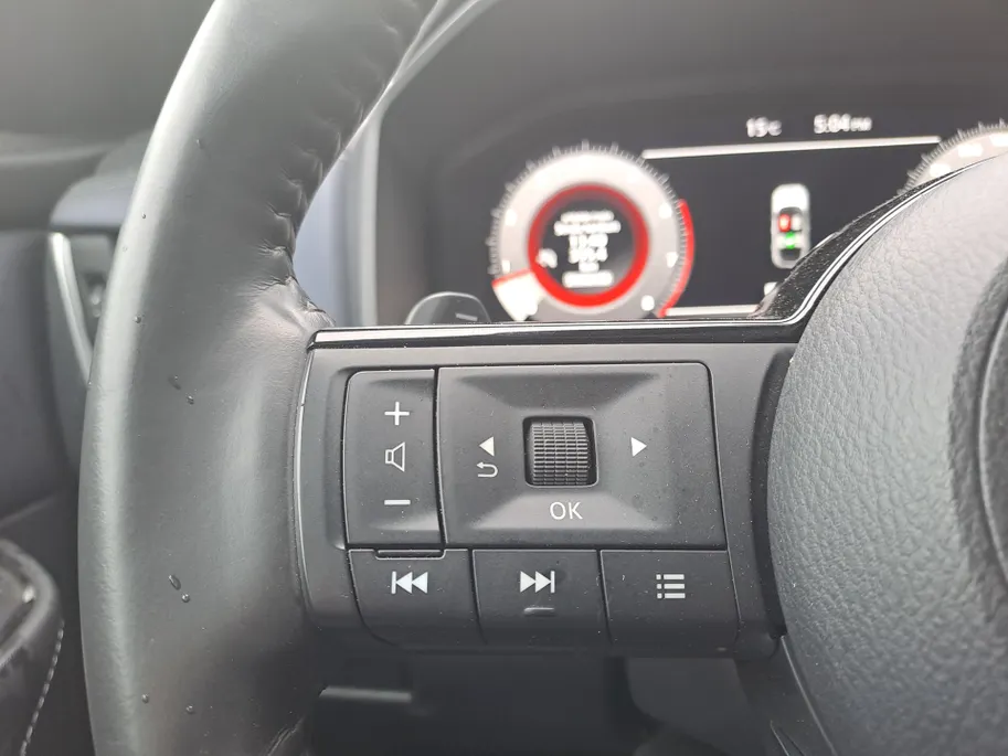 Nissan QASHQAI 1.3 MHEV Xtronic Tekna Plus | Panorama Dak | Dodehoekdetectie | Automaat | Trekhaak | Navigatie | 360 Camera | Head-up display | stuur verwarmd | Voorstoelen verwarmd | Leer | BOSE | Verwarmde voorruit