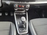 Kia Stonic 1.0 T-GDi MHEV GT-PlusLine 1e Eigenaar | Meest luxe uitvoering | Schuif-/kanteldak | Metallic lak | Cruise Control | camera | Carplay | Fabrieksgarantie | NAP