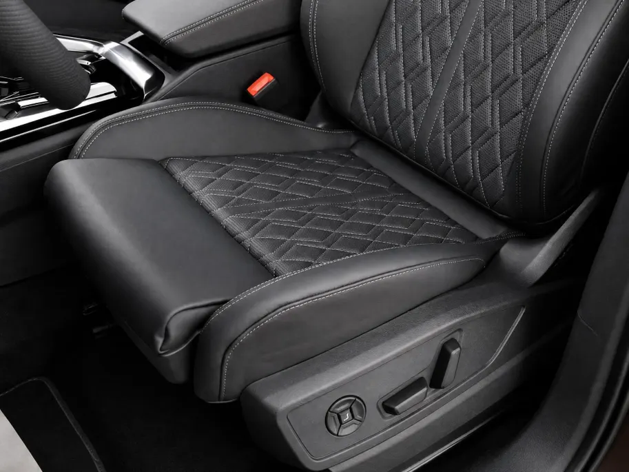 Audi Q5 e-hybrid quattro S edition Competition 367 PK · Tech pro · 20' LM Velgen · Glazen panoramadak · B&O Premium 3D