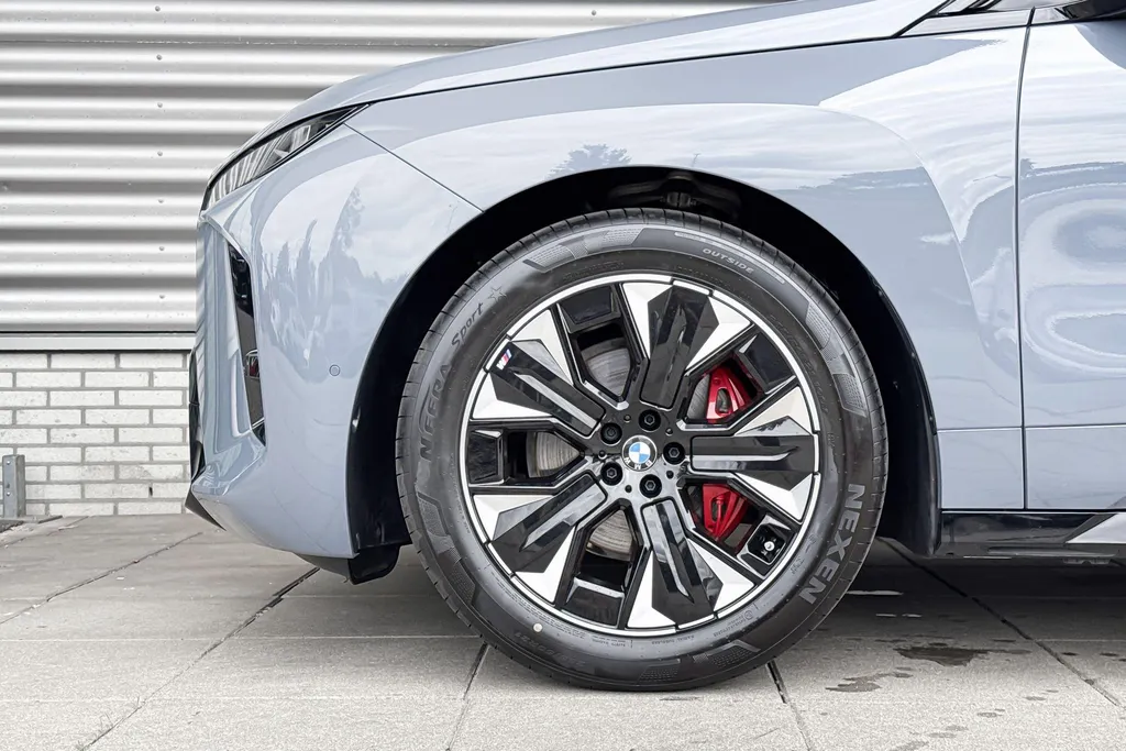 BMW iX xDrive45 101 kWh