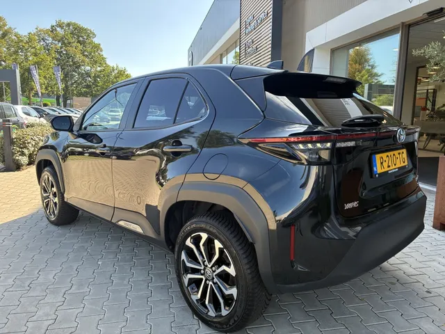Toyota Yaris Cross 1.5 Hybrid Dynamic | Parkeersensoren V+A | Stuur en Stoelverwarm