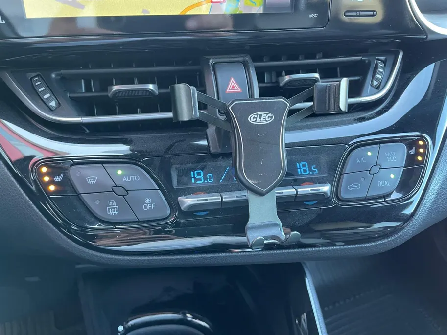 Toyota C-HR 1.8 Hybrid Bi-Tone | Side Bars| Leer| Lichtmetalen velgen| Stoel verwarming| 4 seizoenbanden| Afneembare trekhaak| JBL speakers| BI-Tone uitvoering| Navigatie| Metalliclak