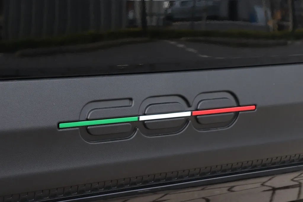 Fiat 600e RED 54 kWh | Carplay | Clima | Cruise | Direct Leverbaar