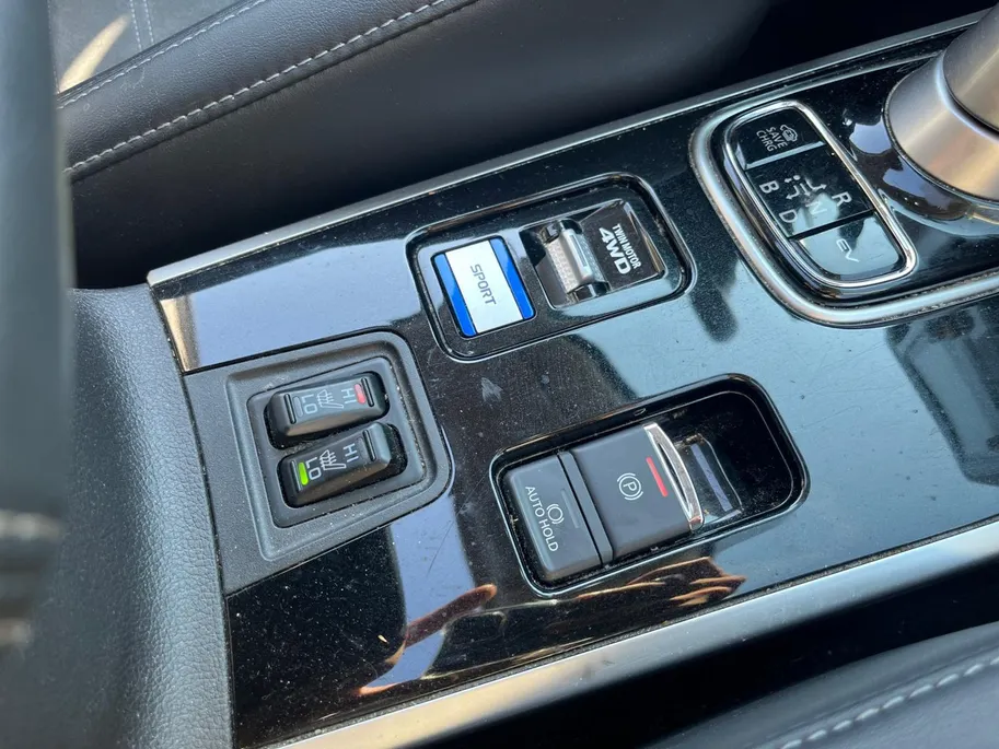 Mitsubishi Outlander 2.4 PHEV autom. Intense+ NL Auto | Pano dak | Trekhaak | LED | Alcantara | Blind Spot | Stoel-/stuurverwarming | etc.
