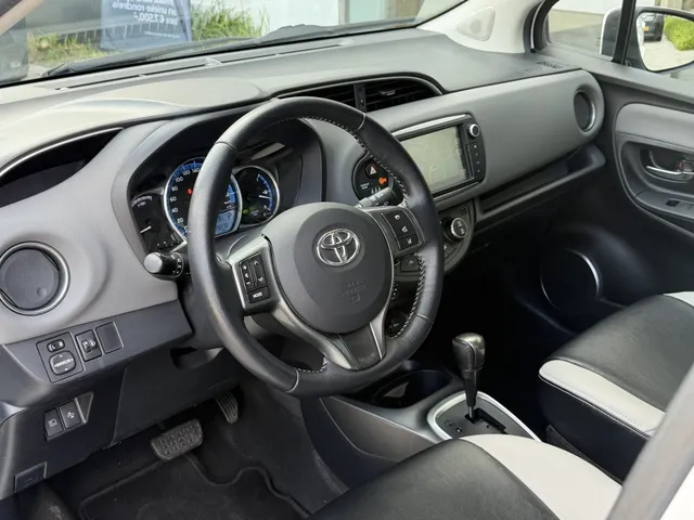 Toyota Yaris 1.5 Hybrid Trend Bi-Tone | Leer | Navigatie | LM Velgen