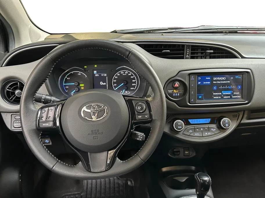 Toyota Yaris 1.5 Hybrid Dynamic | Apple Carplay / Android Auto | Parkeersensoren Voor | Parkeercamera Achter | Lichtsensor + Regensensor | Cruise Control | Rijstrooksensor | 15'Lichtmetalen Velgen