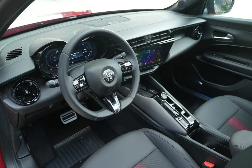 Alfa Romeo Junior 1.2 Turbo 145 PK Ibrida Speciale | Techno | Pano | Camera | Navi