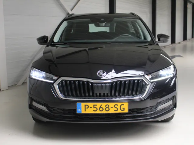 Škoda Octavia Combi 1.0 e-TSI Business Edition Navigatie | Parkeersensoren achter | Led verlichting | El. achterklep