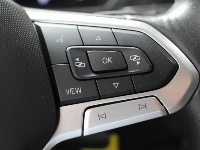 Volkswagen Tiguan 1.5 TSI Life Navigatie | Trekhaak | Parkeercamera | All Season Banden