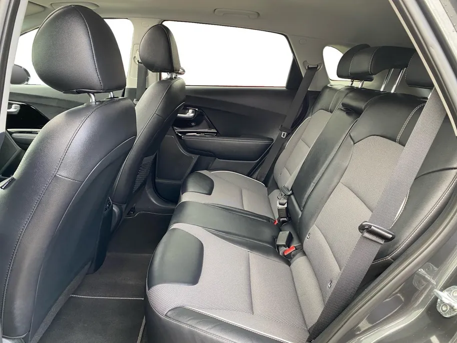 Kia e-Niro DynamicPlusLine 64 kWh | Climate control | Navigatie | Parkeercamera | Stoel + stuurverwarming | Keyless | Schuif-kanteldak | Line assist |