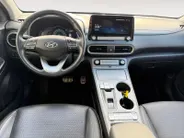 Hyundai Kona EV Limited Sky 64 kWh | Zeer compleet | 99% SOH | Open dak | Lederen bekleding | Trekhaak | Stoel verwarming & koeling | Stuurverwarming |