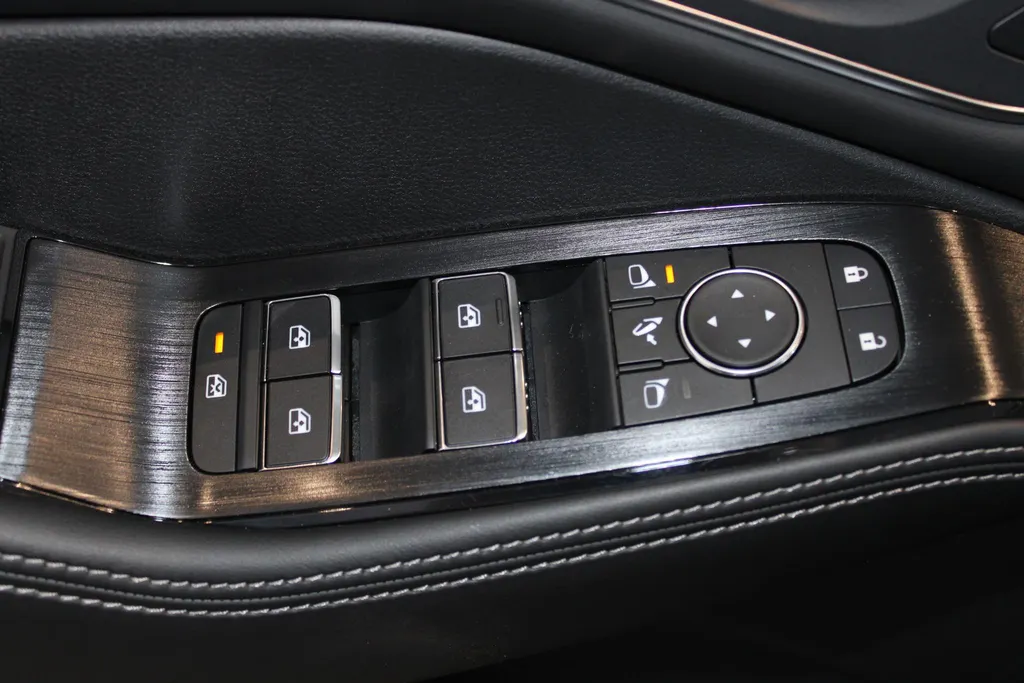 Nissan X-Trail 1.5 e-Power Tekna Plus | Naviagtie| 360grd camera| Pdc voor en achter| Climate controle 3 zones| Stoel-, stuur- en voorruit verwarming| Lederen bekleding| 19inch Wielen| Stoel geheugen|
