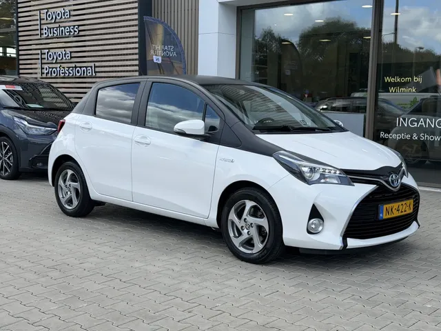 Toyota Yaris 1.5 Hybrid Trend Bi-Tone | Leer | Navigatie | LM Velgen