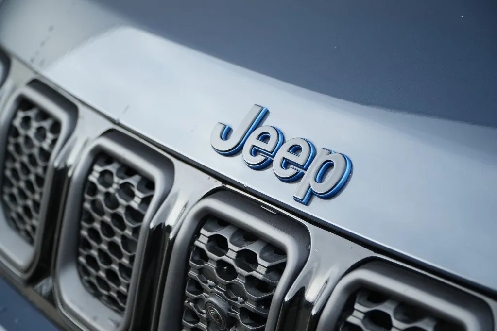 Jeep Compass 4xe 240 PK Hybrid S | Leder | Pano | Safety | Winter | 19'