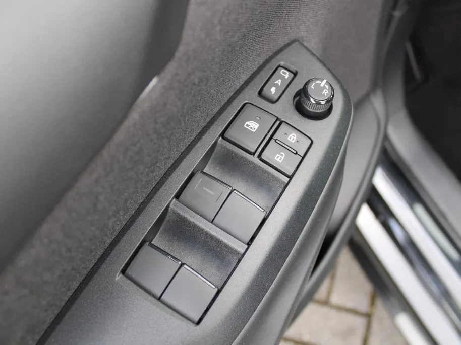 Mazda 2 Hybrid 1.5 Select | 16" LM | Stoel- & stuurverwarming | HUD | Camera | Dodehoek sensor | Clima | Apple Carplay/Android Auto |