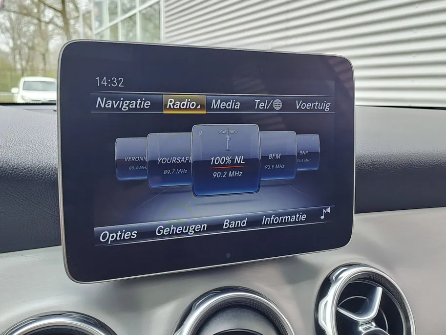 Mercedes-Benz GLA 180 Business Solution AMG AUTOMAAT | Trekhaak | Schuif/kanteldak | Navigatie | Camera | AMG-styling | Climate | Sensoren | Apple Carplay/Android Auto | Cruise | Stoelverwarming